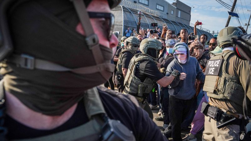 2026-05-28t054340z-2062997465-rc2zhlay02jc-rtrmadp-3-usa-immigration