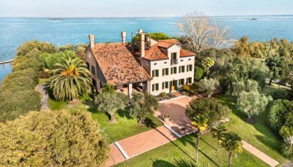 mainvilla-andviewacrossthelagoon-towardsliopiccolo-santacristinaisland-veniceitaly-credit-venicesothebysinternationalrealty-filippomolena-81