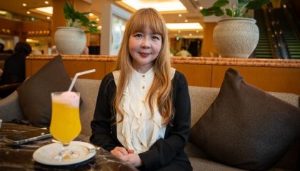eiko-toyama-sitting-at-cafe2-yumi-asada