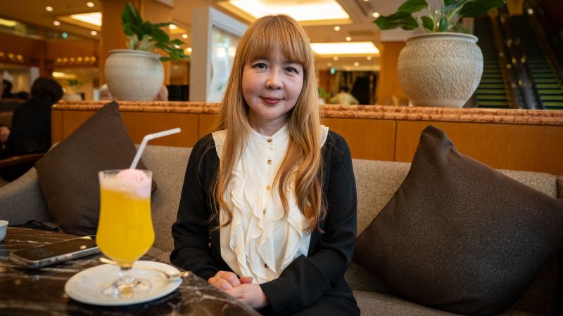 eiko-toyama-sitting-at-cafe2-yumi-asada