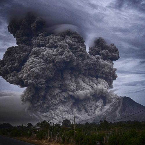A volcano is erupted again in Japan